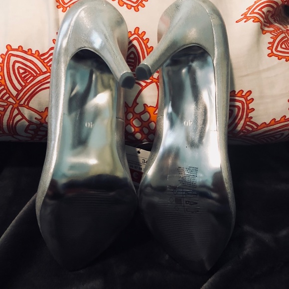 NWT~ H&M~METALLIC SILVER HEELS~ SIZE US 10, EU 40 - Picture 3 of 6